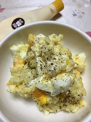 燻製マヨネーズを使って「大人の燻製ポテトサラダ」を作りました。燻製マヨとじゃがいも・ゆで卵がよくあい、とても美味しくなりました(^^♪ブラックペッパーは挽きながらたくさんかけました^^;
