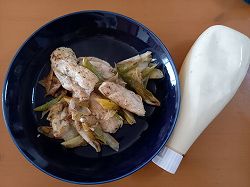 マヨ鶏に挑戦(^ー^)鶏ムネ肉でもしっとり美味しく食べれました　長ネギと鶏ムネ肉のハーブ炒め　でした(^ー^)