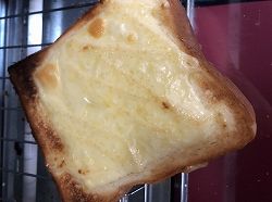 超 シンプルですがマヨチーズトースト　　朝の定番です　 薫製チーズでも試してみたいなあ　