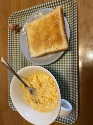 ゆで卵にマヨネーズお昼はこれです！マヨネーズたっぷりで塩コショウ、少しお砂糖で美味しさアップです♪パンには薄くマーガリンを塗ります。