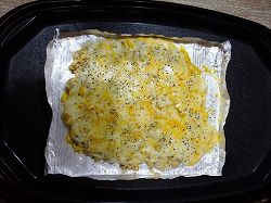 オーブントースターで作るマヨ焼きの応用で「ツナと卵のマヨチーズ焼き」を、ホットプレートで作りました♪くっつかないホイルを使う事で後片付けもとってもラクだし、保温機能にしておけば最後迄アツアツのまま食べられます♪