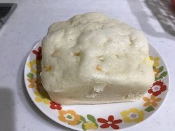 コーンチーズマヨ蒸しパン　　　　蒸しパンを作るのにマヨネーズを少し入れるといつもよりふっくらできます。冷めてもかたくならずおいしいです。