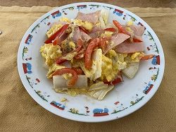 朝ごはんに白菜とスクランブルエッグ、パプリカ、ハムのマヨソテーです。塩気にしらす干し、隠し味にしょうゆ少々です。