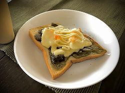 アボカドチーズトーストです。アボカド自体にもマヨネーズを混ぜることで口当たりがなめらかになり、美味しかったです。写真撮るのを忘れそうになり、食べかけですみません。