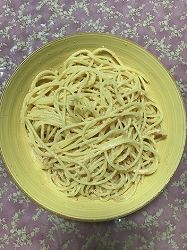 たらこスパゲティー　湯がいたパスタにたらことマヨネーズです和えるだけの簡単パスタたっぷりマヨネーズを使いました。